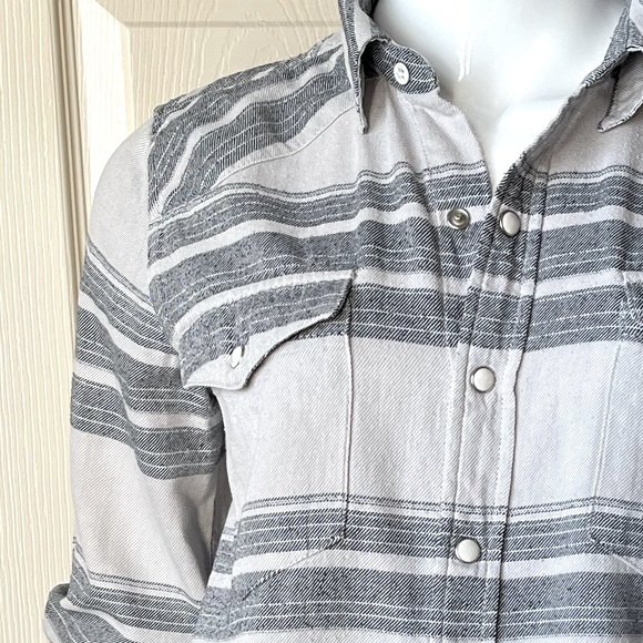 Golden by TNA - women’s button down shirt (Size S) - Picture 3 of 3